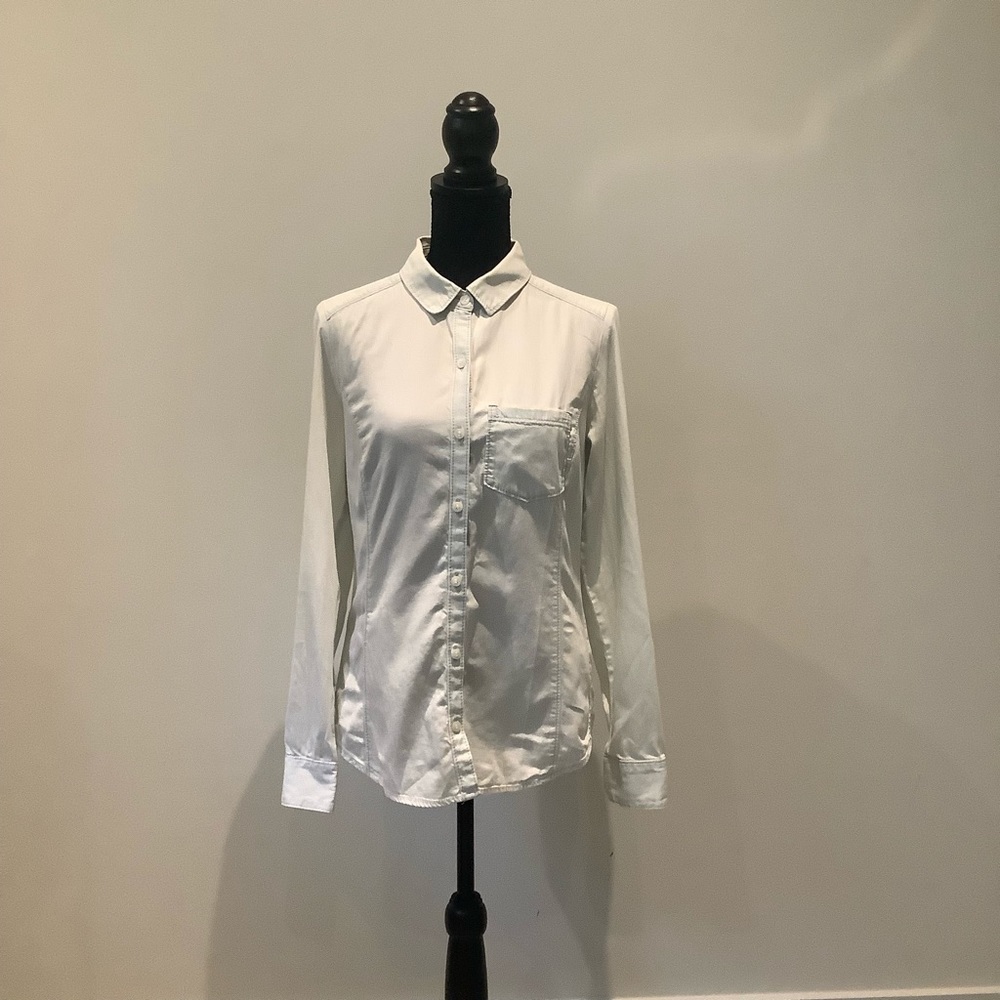 Caslon beautiful elegant button down shirt long sleeve is in perfect condition.